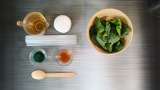 Remediu anticearcăn cu spanac, spirulina, miere și ceai verde - Preparare pas 1