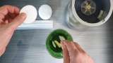 Remediu anticearcăn cu spanac, spirulina, miere și ceai verde - Preparare pas 3