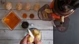 Suc de ghimbir cu miere, lămâie, ceai verde, turmeric, scorțișoară și mentă - Preparare pas 3
