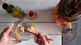 Suc de ghimbir cu miere, lămâie, ceai verde, turmeric, scorțișoară și mentă - Preparare pas 5
