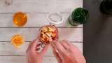 Tinctură lichior de măceșe cu ghimbir, coajă de portocală și miere - Preparare pas 4