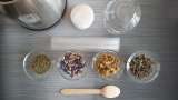 Remediu anticearcăne cu dischete demachiante îmbibate în mix de ceaiuri - Preparare pas 1