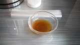 Remediu anticearcăn cu dischete demachiante îmbibate în ceai de mușețel și ceai verde - Preparare pas 3