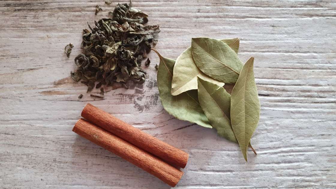 Apă cu scorțișoară, foi de dafin și ceai verde, foto 10