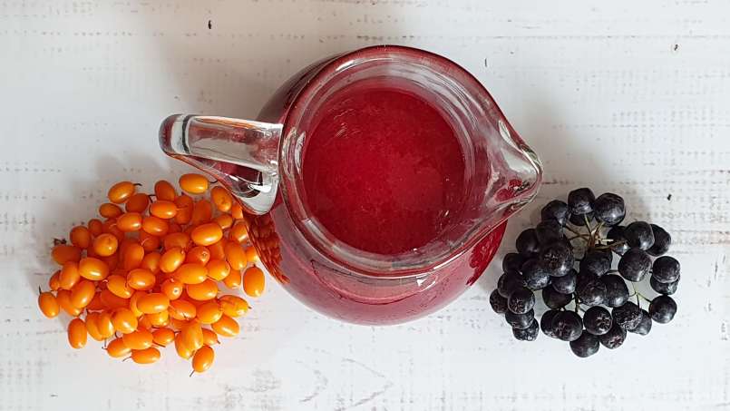 Suc energizant de cătină și aronia cu ghimbir, lime și miere, foto 3