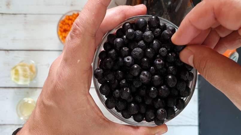 Suc energizant de cătină și aronia cu ghimbir, lime și miere, foto 9