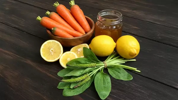 Elixir natural pentru ficat sănătos cu morcovi, miere, lămâi și pătlagină