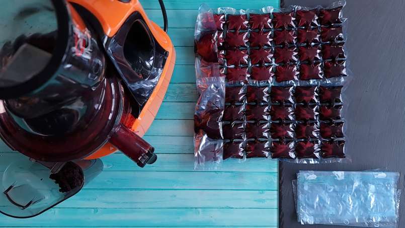 Suc de aronia pur sub formă de cuburi de gheață, foto 3